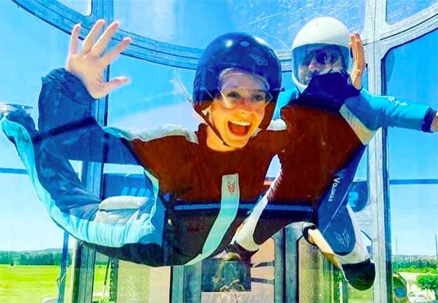 adulte qui vole dans le simulateur de chute libre d'avignon, marseille et montpellier